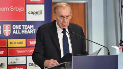 Dragan Džajić drži govor na Skupštini Fudbalskog sveza Srbije