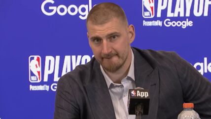 Nikola Jokić daje izjavu posle poraza Denvera od Minesote.