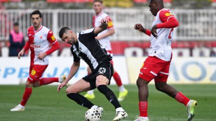 Stefan Mitrović u duelu sa Džonom Merijem na utakmici Vojvodina Partizan