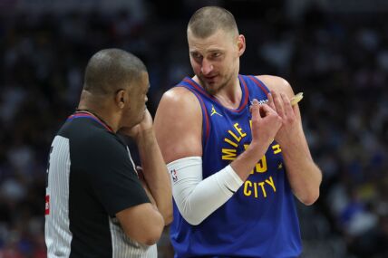 Nikola Jokić i sudija.