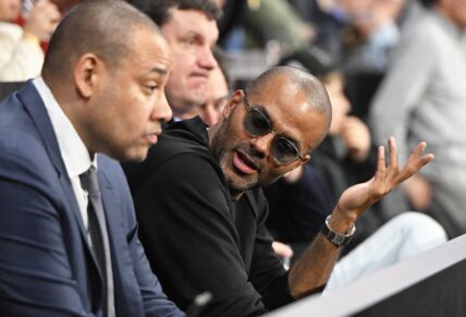 Toni Parker širi ruke na utakmici.