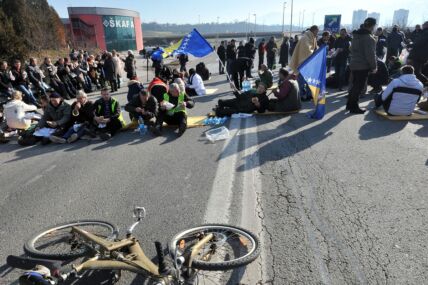 Radnici Željezare Zenica blokirali su jednu od glavnih ulica u Bosni i Hercegovini  (1).jpg