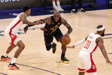 Košarkaš Los Anđeles Lejkersa Lebron Džejms protiv Hjustona u NBA ligi.