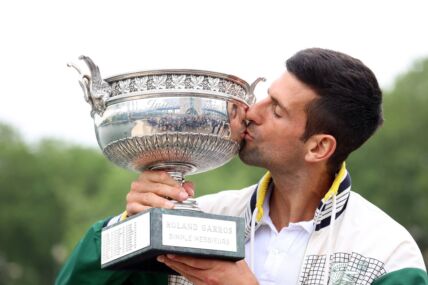 Novak Đoković sa peharom Rolan Garosa.