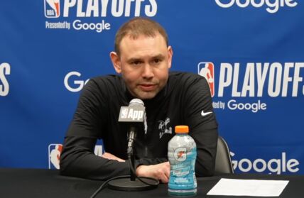 Dejvid Adelman na konferenciji za medije