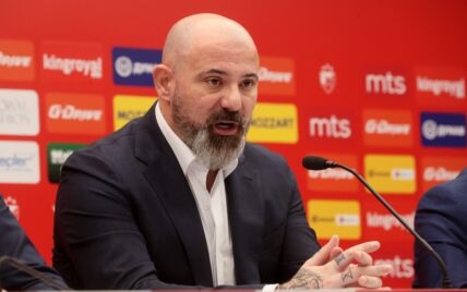 Dejan Stanković u odelu na konferenciji za medije.
