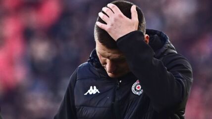 Srđan Blagojević se drži za glavu u derbiju