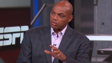 Čarls Barkli u studiju u odelu komentariše NBA ligu.