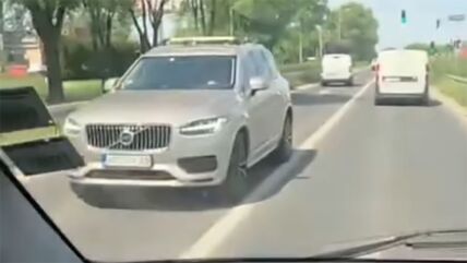 Auto vozi u kontrasmeru