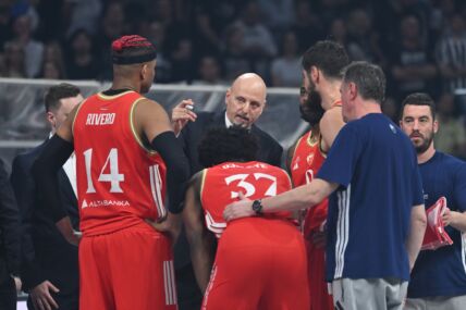 Saša Obradović sa igračima Zvezde