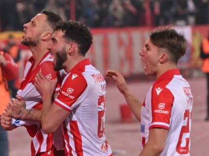 Marko Arnautović, Vasilije Kostov i Nair Tiknizjan slave gol Crvene zvezde.