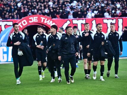 Fudbaleri Partizana na derbiju protiv Crvene zvezde.