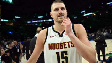 Nikola Jokić napušta teren u dresu Denvera