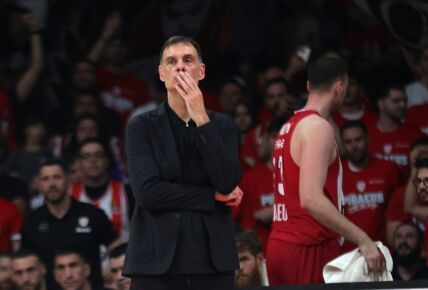 Trener Olimpijakosa Jorgos Barcokas na utakmici Olimpijakos Monako