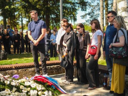 Roditelji iz Ribnikara na pomenu (7).jpg