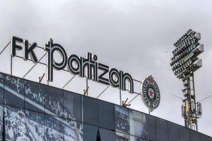 Stadion Partizana s reflektorom.