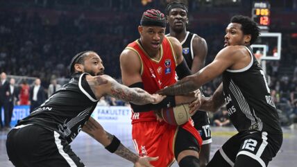 Karlik Džouns, Sterling Braun i Isak Bonga u borbi za loptu sa Hasijalom Riverom na meču Partizan - Crvena zvezda