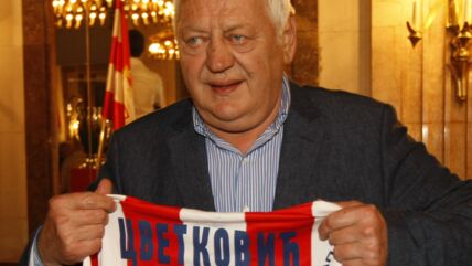 Vladimir Cvetković drži dres Crvene zvezde