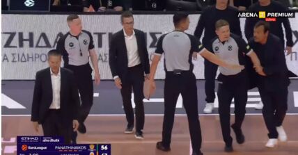 Ergin Ataman nasrće na Pedra Martineza a Damir Javor ga sprečava