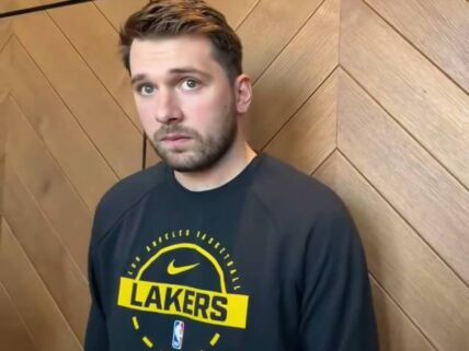 Luka Dončić daje izjavu dok ga napadaju mediji.