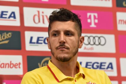 Stevan Jovetić na konferenciji za medije u žutoj majici.