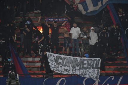 Indepedijente Medeljin zapaljen stadion (3).jpg