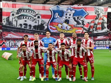 Navijači Olimpijakosa napravili koreografiju o Beogradu zbog 40 godina bratstva sa navijačima Crvene zvezde.