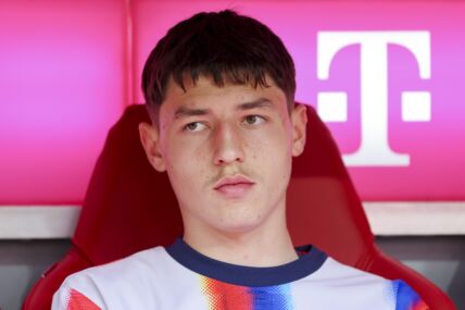 Filip Pavić sedi na klupi Bajerna.