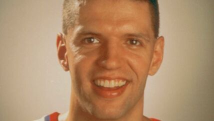 Dražen Petrović pozira za fotografiju na timskom slikanju u NBA