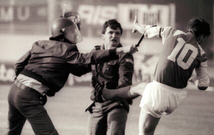 Zvonimir Boban udara policajca Refika Ahmetovića na Maksimiru