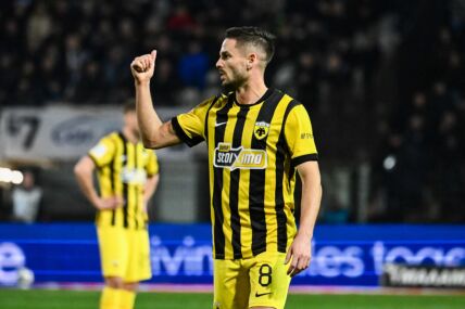 Mijat Gaćinović pokazuje prstom.