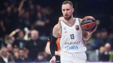 Džanan Musa u prodoru na utakmici Partizan Dubai