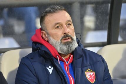 Nenad Sakić u opremi Crvene zvezde.