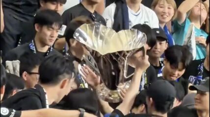Gamba Osaka trofej.jpg
