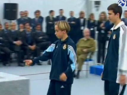 Dani Karvahal postavlja kamen temeljac za trening centar Real Madrida.