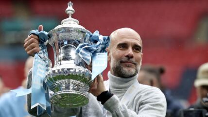Pep Gvardiola podiže pehar FA Kupa