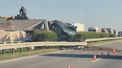 Prevrnuo se šleper  na petlji kod Vrbasa.jpg