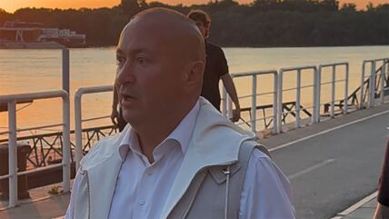 Đani prvi put u javnosti nakon što ga je gost na svadbi ugrizao za stomak