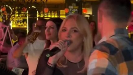 Milica Todorović nakon porođaja u zagrljaju nepoznatog muškarca