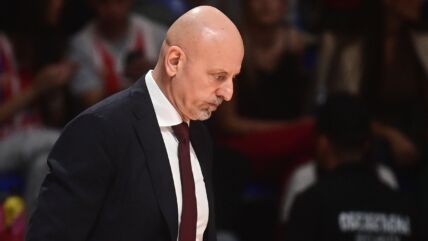 Saša Obradović gleda u pod tokom uvreda sa tribina