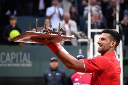 Novak Đoković sa rođendanskom tortom