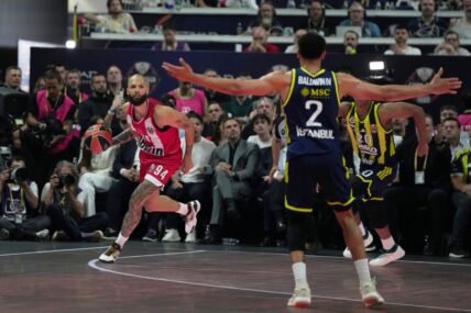 Evan Furnije u napadu na Olimpijakos Fenerbahče