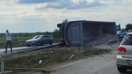 Prevrnut kamion na isključenju kod Surčina prema Ostružničkom mostu..jpg