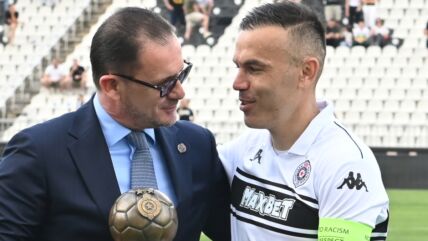 Predrag Mijatović i Bibras Natho se pozdravljaju na oproštaju