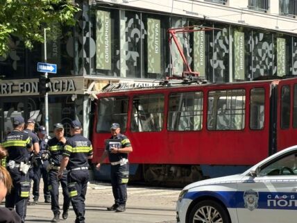 Tramvaj ispao iz šina ulica Cara Dušana  (15).jpg