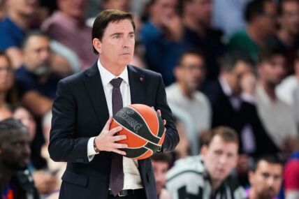 Ćavi Paskval drži loptu kao trener Barselone