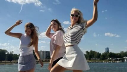 Jelena Karleuša sa ćerkama na brodu svog oca policajca
