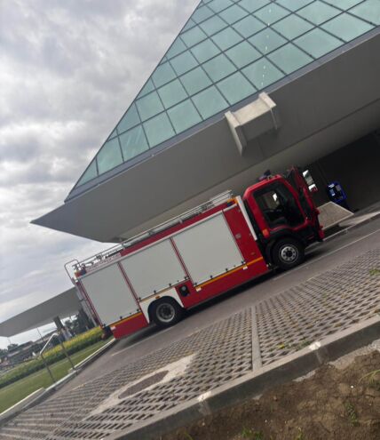 Obezbedjenje i vatrogasci oko Sava Centra uoci Senidinog koncerta 2.jpg
