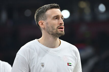 Aleksa Avramović u beloj majici Dubaija.