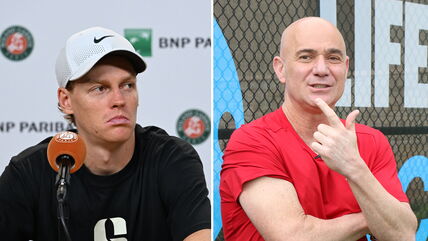 Janik Siner sa leve, a Andre Agasi sa desne strane.